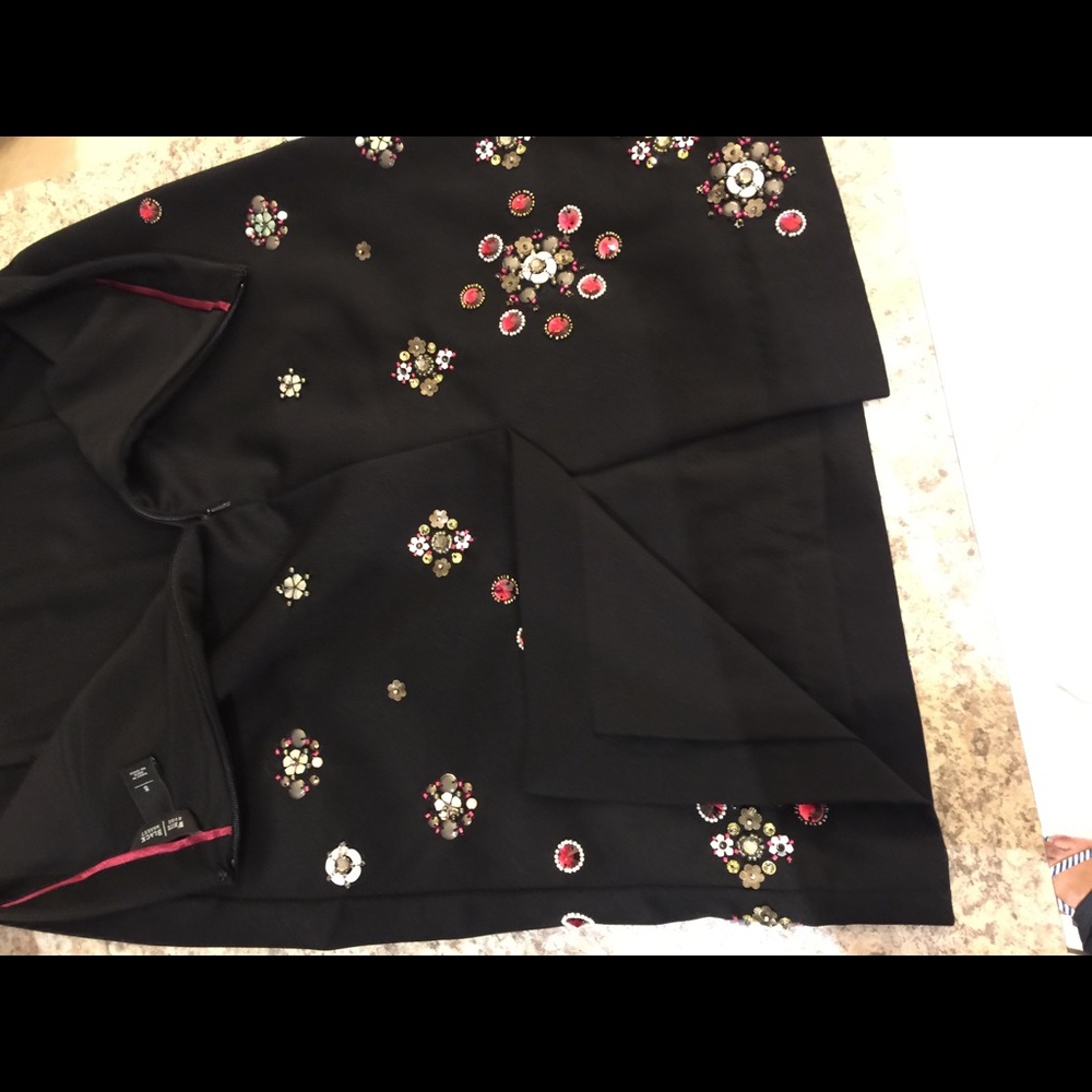 WHITE HOUSE BLACK MARKET 2-PC EMBELLISH SKIRT SET - Picture 7 of 8